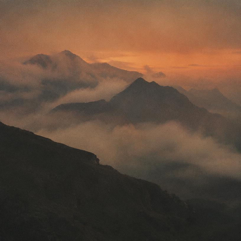 Montañas entre nubes al atardecer